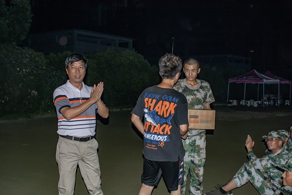 f5e028c643d44fd7a9e4ca9dc7e7cd99.jpg 发月饼.jpg
